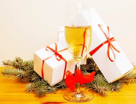 Patch of white gift boxes with red ribbon chistmass gifts waiting on tree and Fotos de archivo