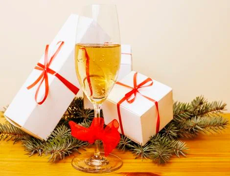 Patch of white gift boxes with red ribbon chistmass gifts waiting on tree and Fotos de archivo