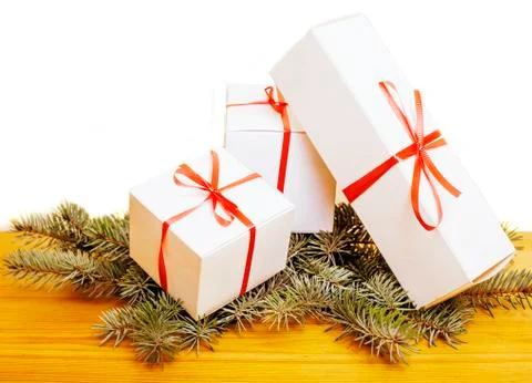 Patch of white gift boxes with red ribbon chistmass gifts waiting on tree and Fotos de archivo