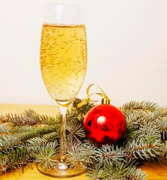 Patch of white gift boxes with red ribbon chistmass gifts waiting on tree and Fotos de archivo