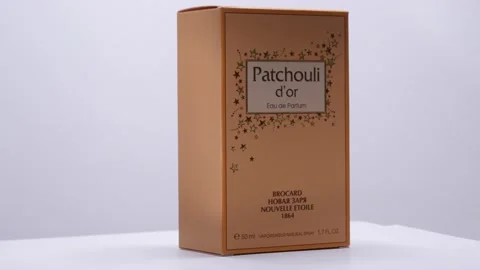 Patchouli dor. Box with Perfume bottle rotation in studio Vídeo Stock 171626943