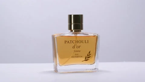 Patchouli dor. Perfume bottle rotation in studio Vídeo Stock 171536574