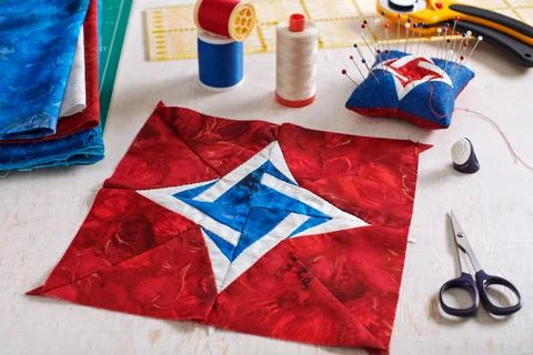 Patchwork block, pin cushion, quilting fabrics and sewing accessories 스톡 사진