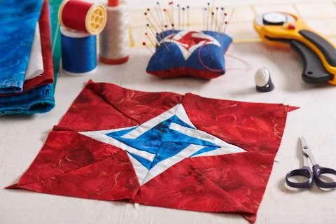 Patchwork block, pin cushion, quilting fabrics and sewing accessories Fotos Stock