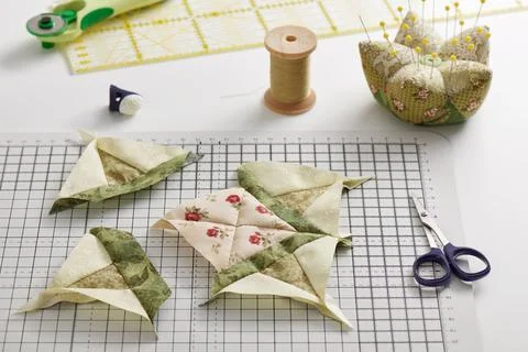 Patchwork block sewing process, pincushion, sewing and quilting accessories Fotos de archivo
