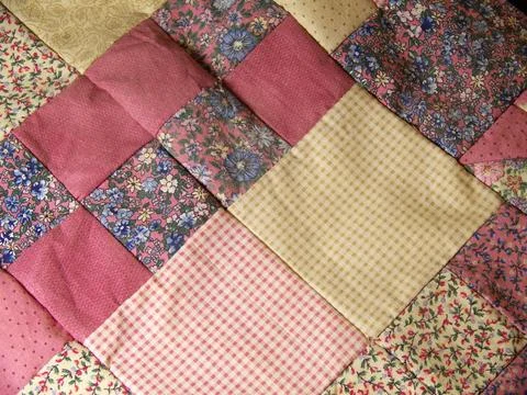 Patchwork Bunte Patchwork-Arbeit in unterschiedlichen Karo- und Blumen-Mus... Stock Photos