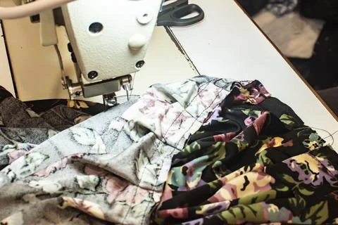 Patchwork fabric under sewing machine Foto stock