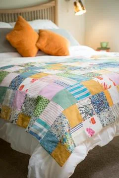 Patchwork Linen on a Huge Bed Stock-Fotos