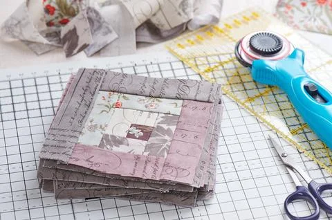 Patchwork log cabin blocks on craft mat, stack of blocks, sewing accessorie.. 스톡 사진