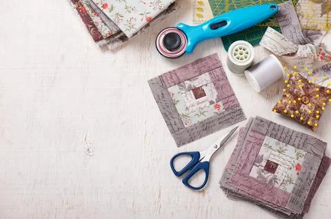 Patchwork log cabin blocks, stack of blocks, sewing accessories on white wo.. Fotos de archivo