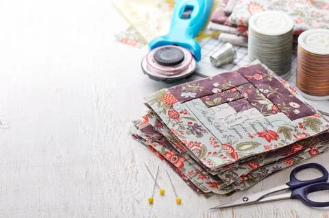 Patchwork log cabin blocks, stack of blocks, sewing accessories on white wo.. Stock-Fotos