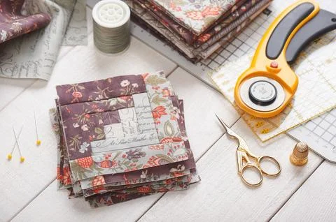 Patchwork log cabin blocks, stack of blocks, sewing accessories on white wo.. Stock-Fotos