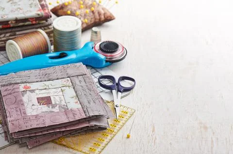 Patchwork log cabin blocks, stack of blocks, sewing accessories on white wo.. 스톡 사진