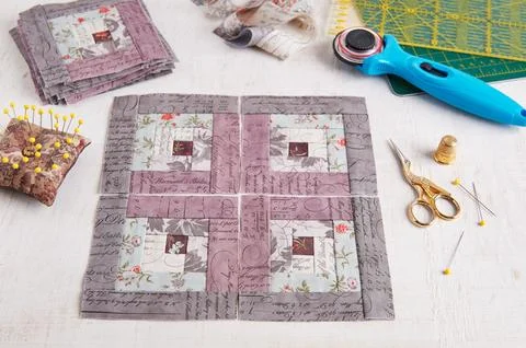 Patchwork log cabin blocks, stack of blocks, sewing accessories on white wo.. Fotos de archivo