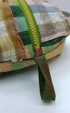 Patchwork pouch zipper pull detail close up.  Stockfoto's