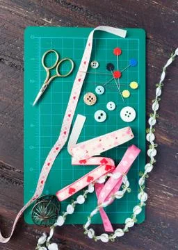 Patchwork sewing tools on green mat 스톡 사진