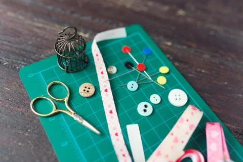 Patchwork sewing tools on green mat 스톡 사진