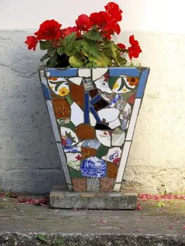Patchwork vase with busy red lilies, exterior photo Fotos de archivo