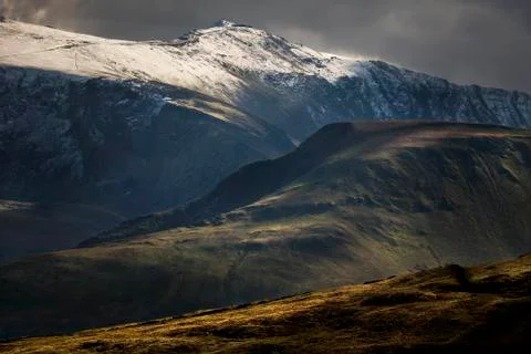 Patchy sunlight across Yr Wyddfa (Snowdon) and the foreground foothill of Moel Foto stock