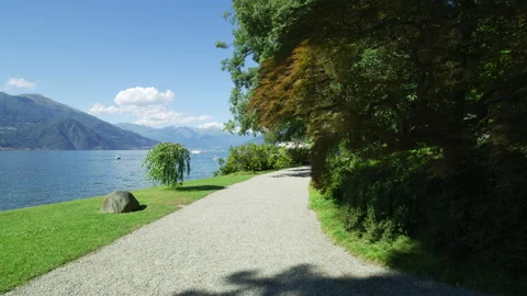 Path along Lake Como at the Gardens of Villa Melzi, Bellagio, Italy Vídeos de archivo 251804361