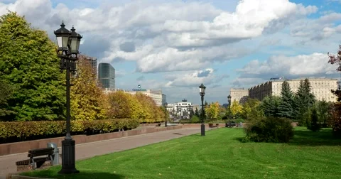 A path with ancient lanterns, Victory Park, Moscow Vidéo 68166451