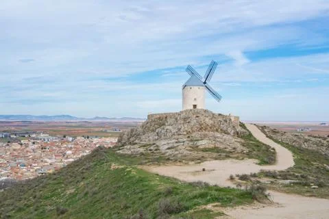 A path and a hill with old white windmill at a viewpoint near Consuegra (Ca.. Foto stock