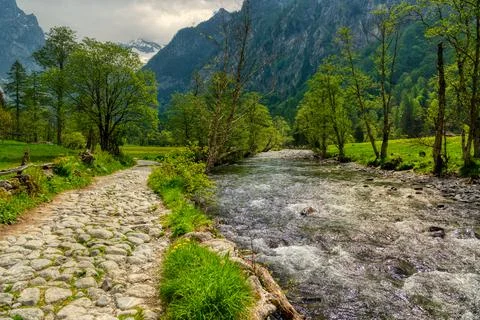 Path and river through the valley Foto stock