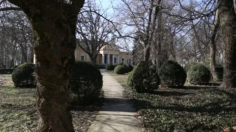 Path to the castle through the park Vídeo Stock 60264210