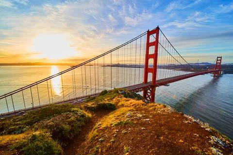 Path on cliffs overlooking Golden Gate Bridge at sunrise from northwest Foto stock