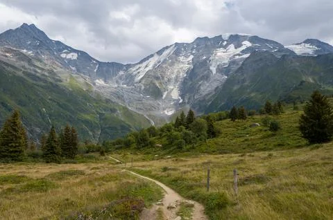 The path facing the Bionnassay glacier Stock Photos