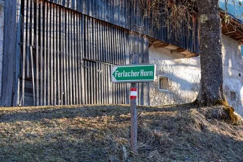A path mark indicating the direction to mountain summit of Ferlacher Horn i.. Stock Photos