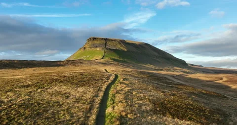 Path to a mountain in Yorkshire Dales Video stock 237877402