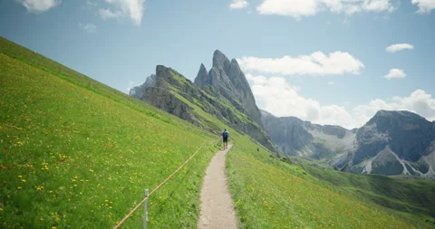 Path at Odle mountain range in the Dolomites, Italy Video stock 251654303