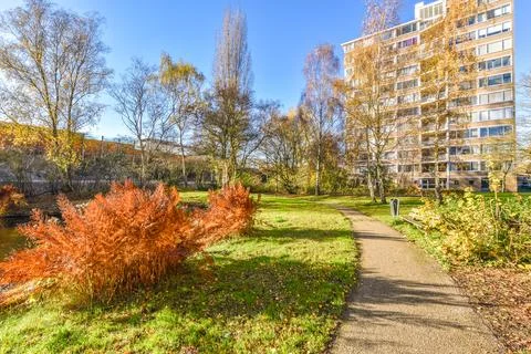A path in a park next to a building Fotos de archivo