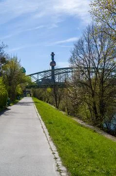 Path by the river, under the bridge Foto stock