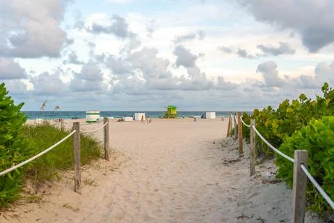 Path of sand going to the beach and ocean in Miami Beach Florida Foto stock