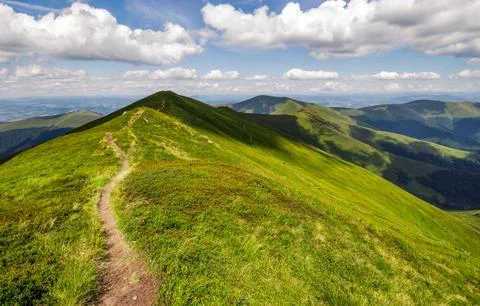 Path through the grassy mountain ridge Stock-Fotos
