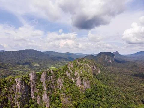 Path through the green forest and countryside of Thailand, Top view aerial ph Foto stock