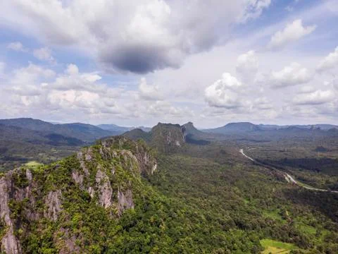 Path through the green forest and countryside of Thailand, Top view aerial ph Foto stock