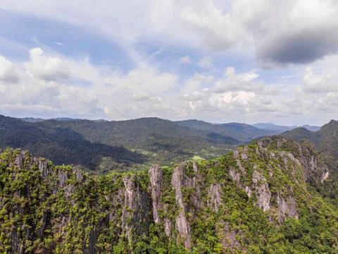 Path through the green forest and countryside of Thailand, Top view aerial ph Foto stock