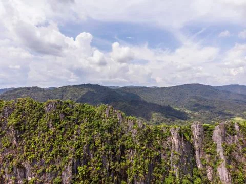 Path through the green forest and countryside of Thailand, Top view aerial ph Foto stock