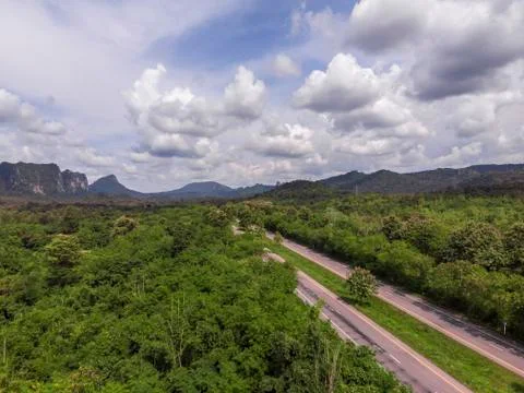 Path through the green forest and countryside of Thailand, Top view aerial ph Stockfoto's