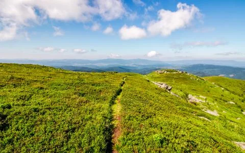 Path through the mountain ridge in summer Foto stock