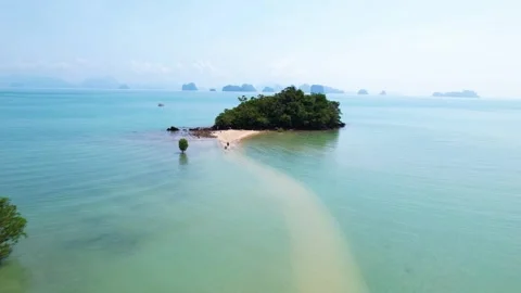 Path through the water to an island. 動画素材 336731549