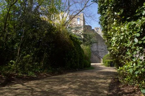 A path towards the left side of Newark Castle, landscape image Foto stock