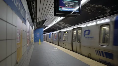 PATH train departing Exchange place station in Jersey city. 스톡 동영상 200674007