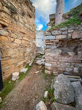 Path Winds Narrowly Between Moss-Clad Stone Walls and Solitary Pillar Stock-Fotos
