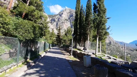 Pathway into Delphi Stockbeeldmateriaal 125956942