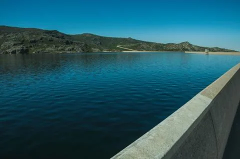 Pathway over dam wall forming a lake on highlands Foto stock