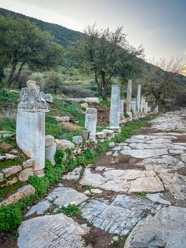 Pathway Parallels Fluted Marble Columns Amid Hilly Dusk Glow Stock-Fotos